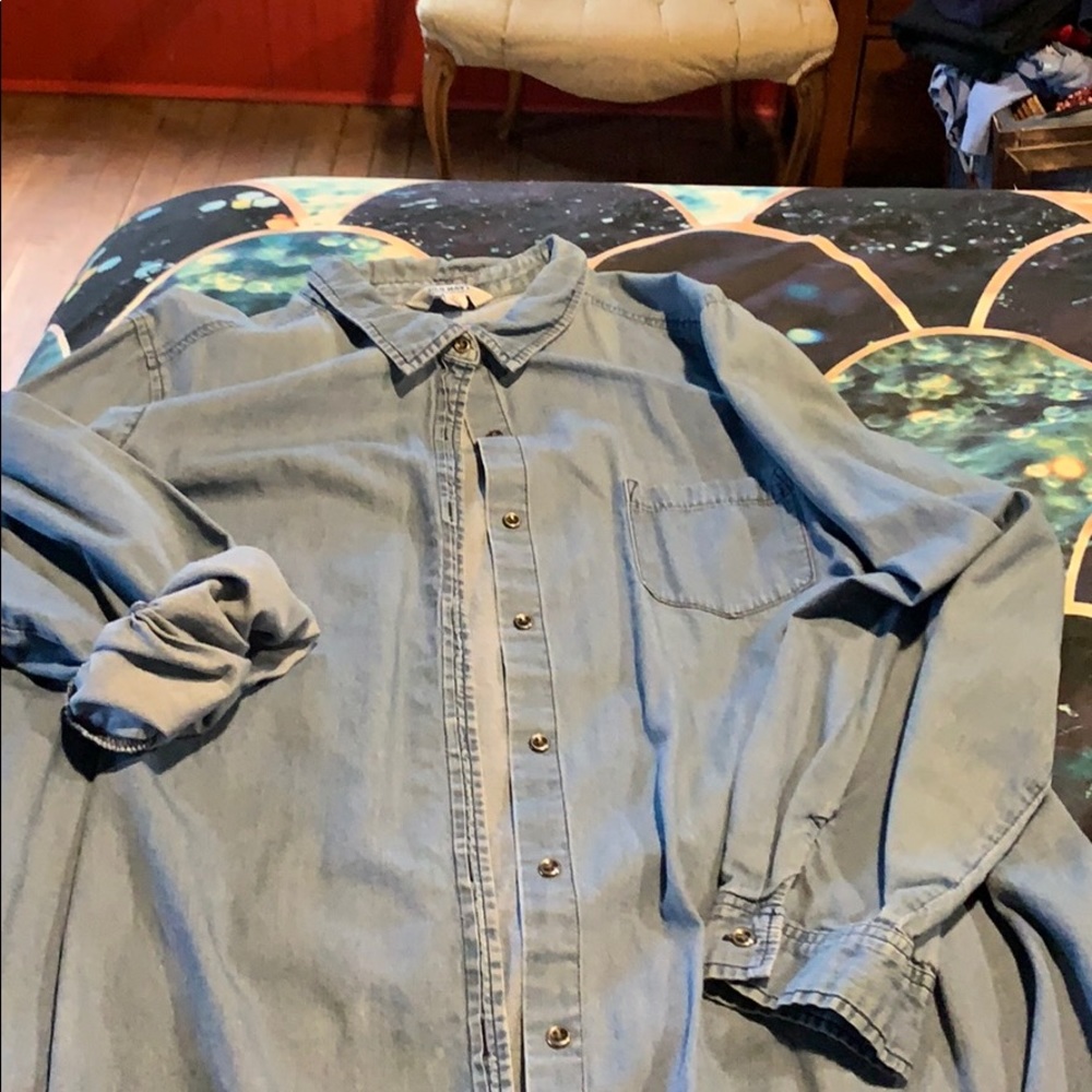 Gently used 3xl Old Navy chambray shirt!